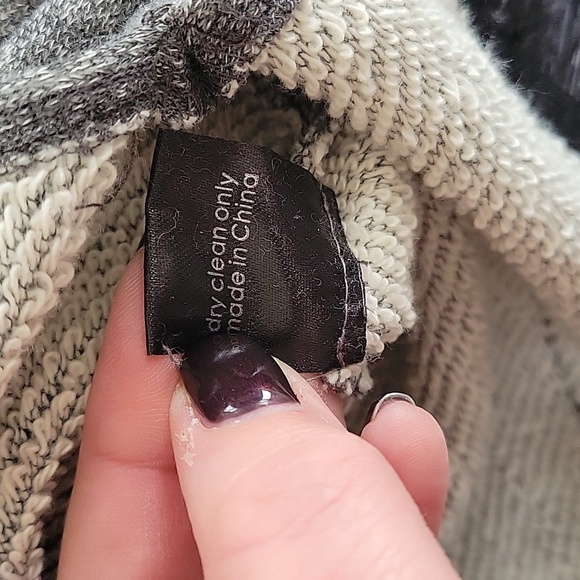 Le Superb Gray Sweatshirt Crewneck Feather Trim Long Sleeves Women Sz Small - Picture 11 of 12